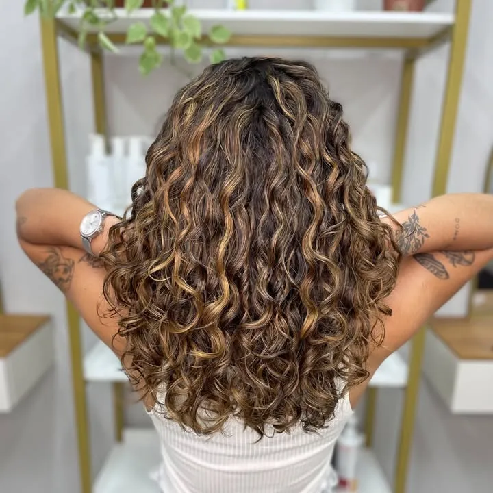 Cabelo cacheado com definição após atendimento