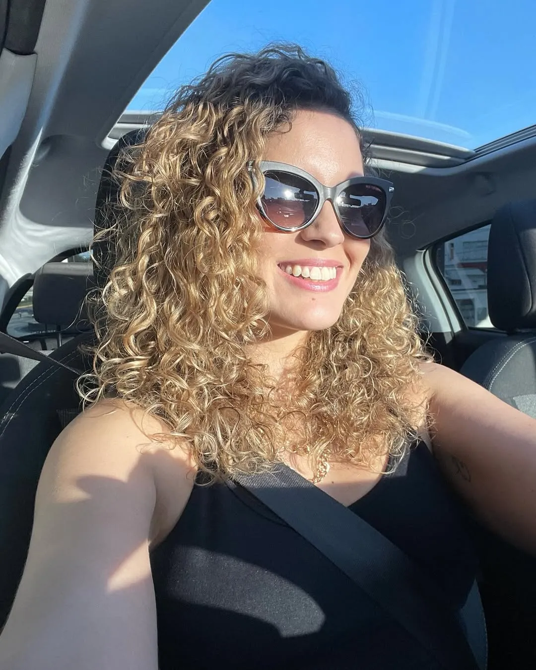 Cliente com cachos finalizados no salão Aline Laguno
