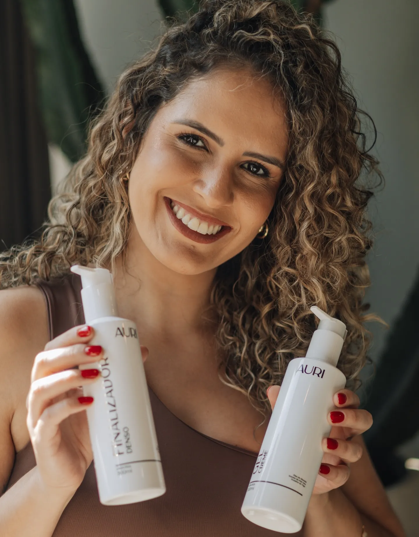 Cliente com cabelo cacheado finalizado no salão Aline Laguno